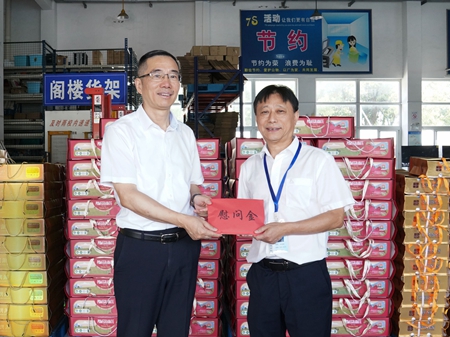 【20240906】集團領導慰問交通學校教師，柏衛(wèi)東（左）吳曉斌（右）（李阿梅攝）.jpg